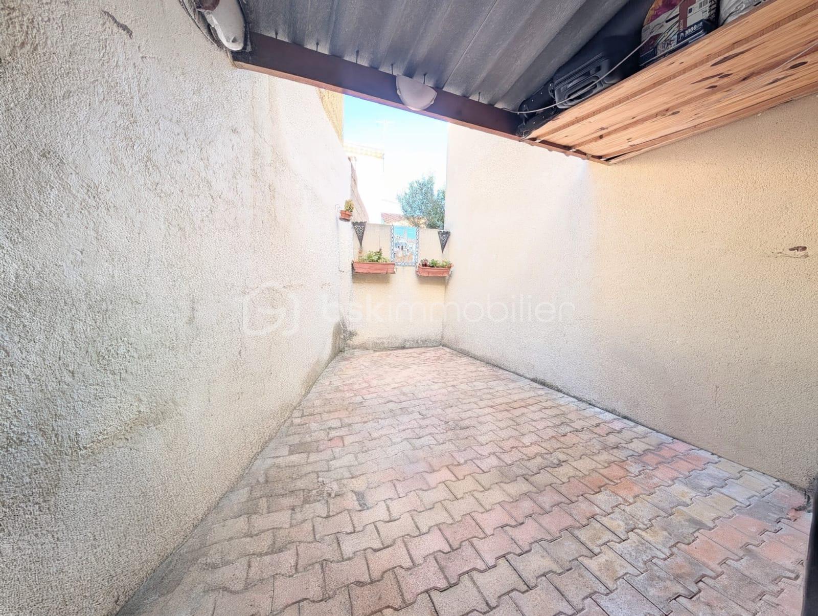 Maison de ville de 70 m² - patio nu dentro.jpg