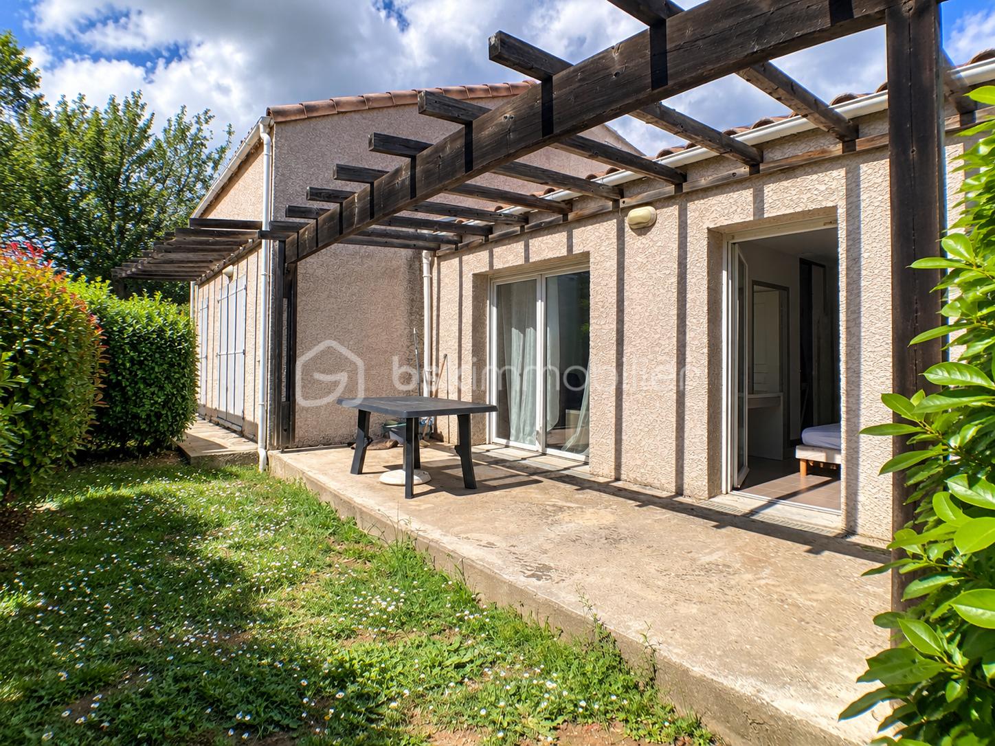 Terrasse ensoleillée sous pergola en bois.png