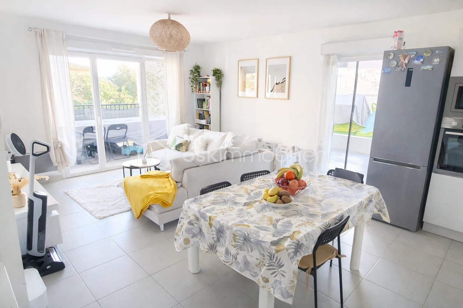 Appartement de 74 m² - 2 sejour cuisine vue de l entree.jpeg