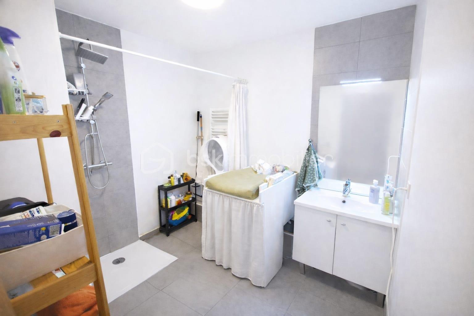 Appartement de 74 m² - salle d eau.jpg