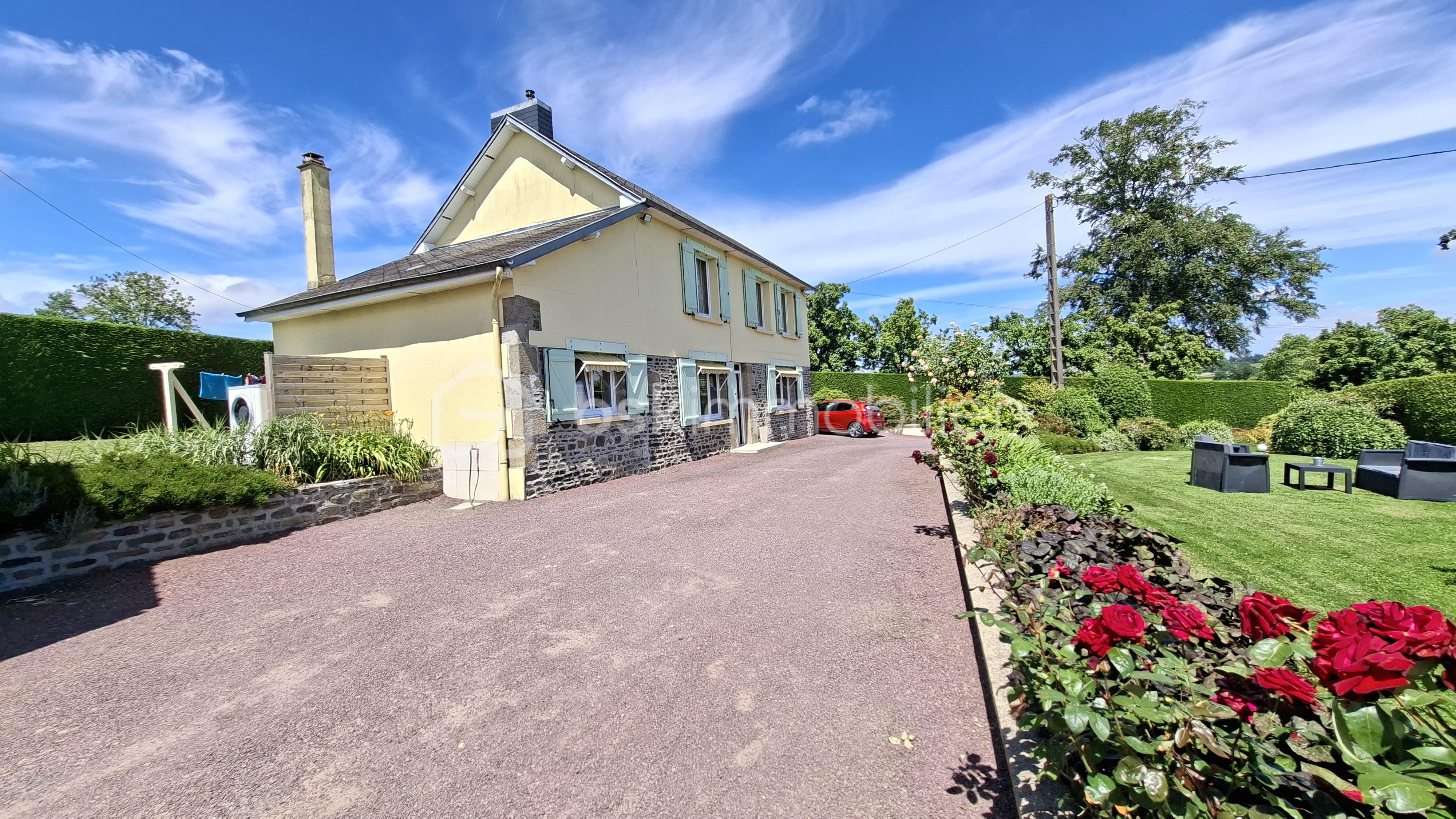 BOUILLET cour et facade vers acces.jpg