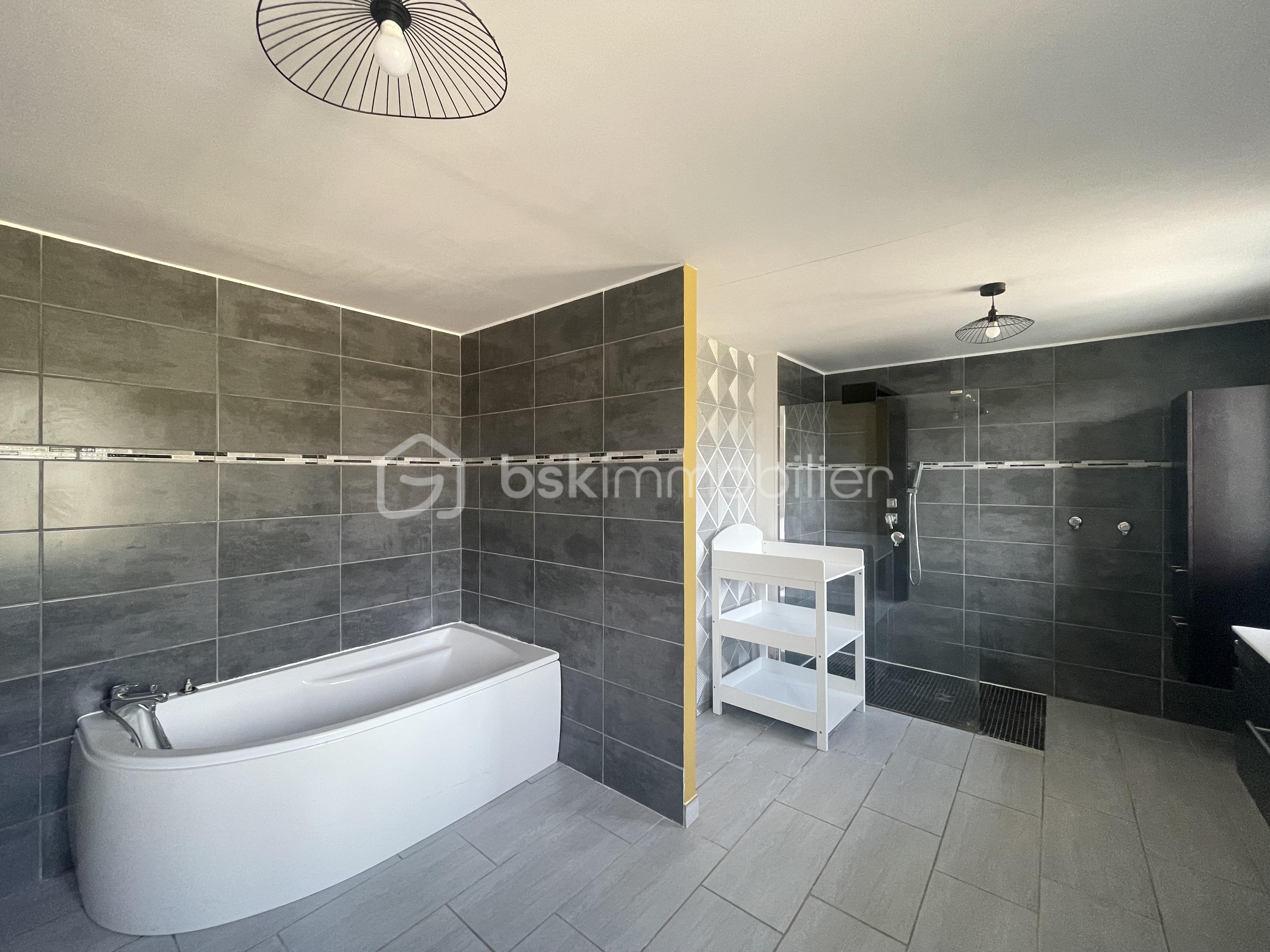 Maison de 246 m² - salle de bain 3.jpg