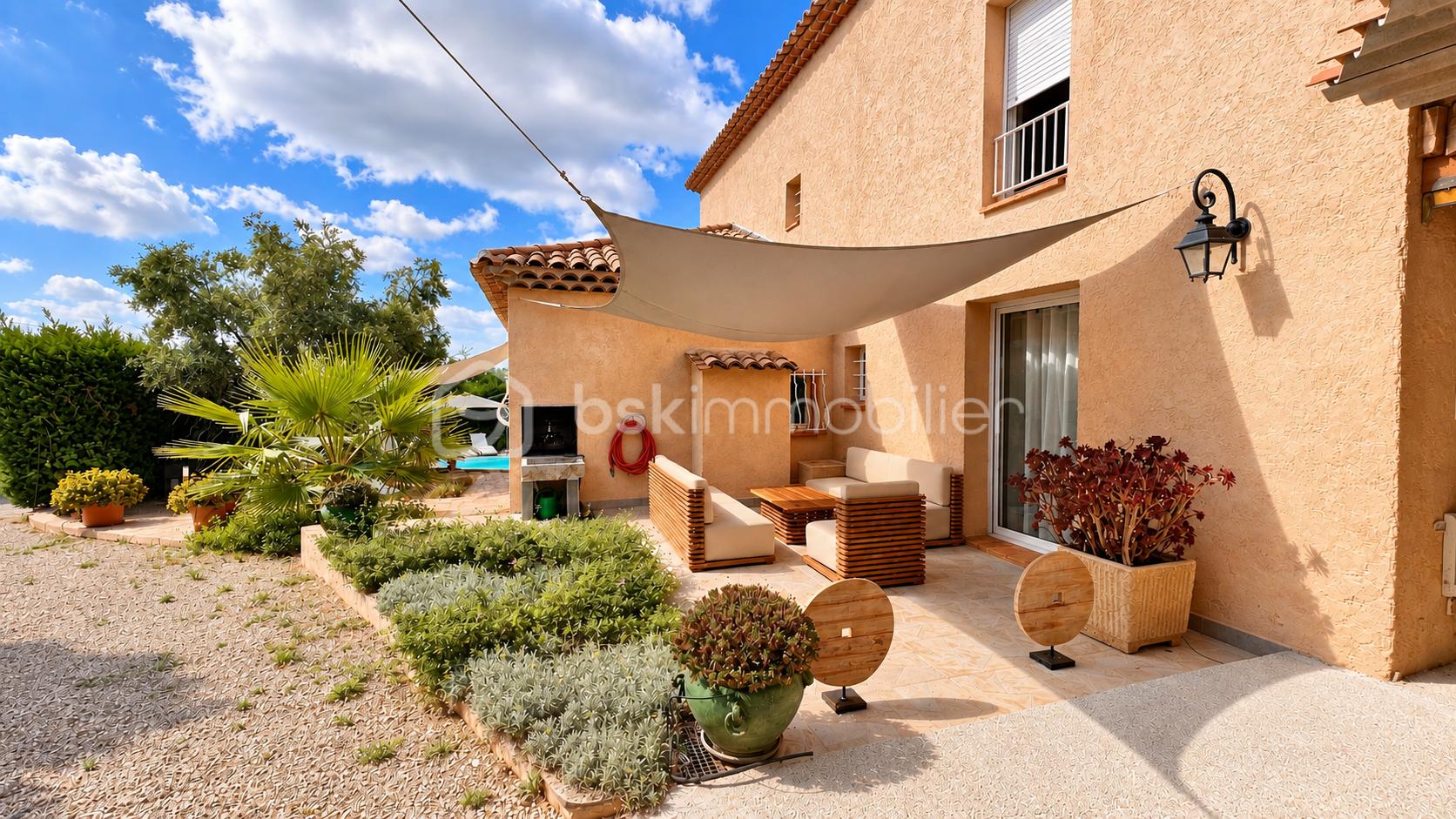 Terrasse chaleureuse avec façade et mobilier bois-6.png