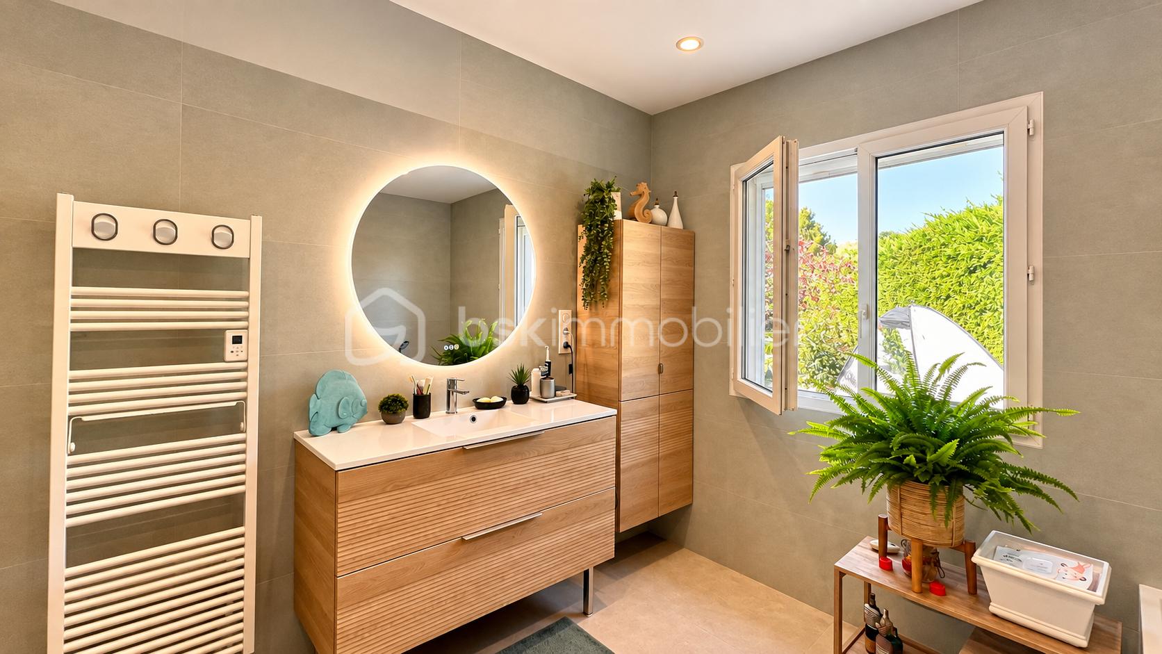 Salle de bain chaleureuse au miroir rond-9.png