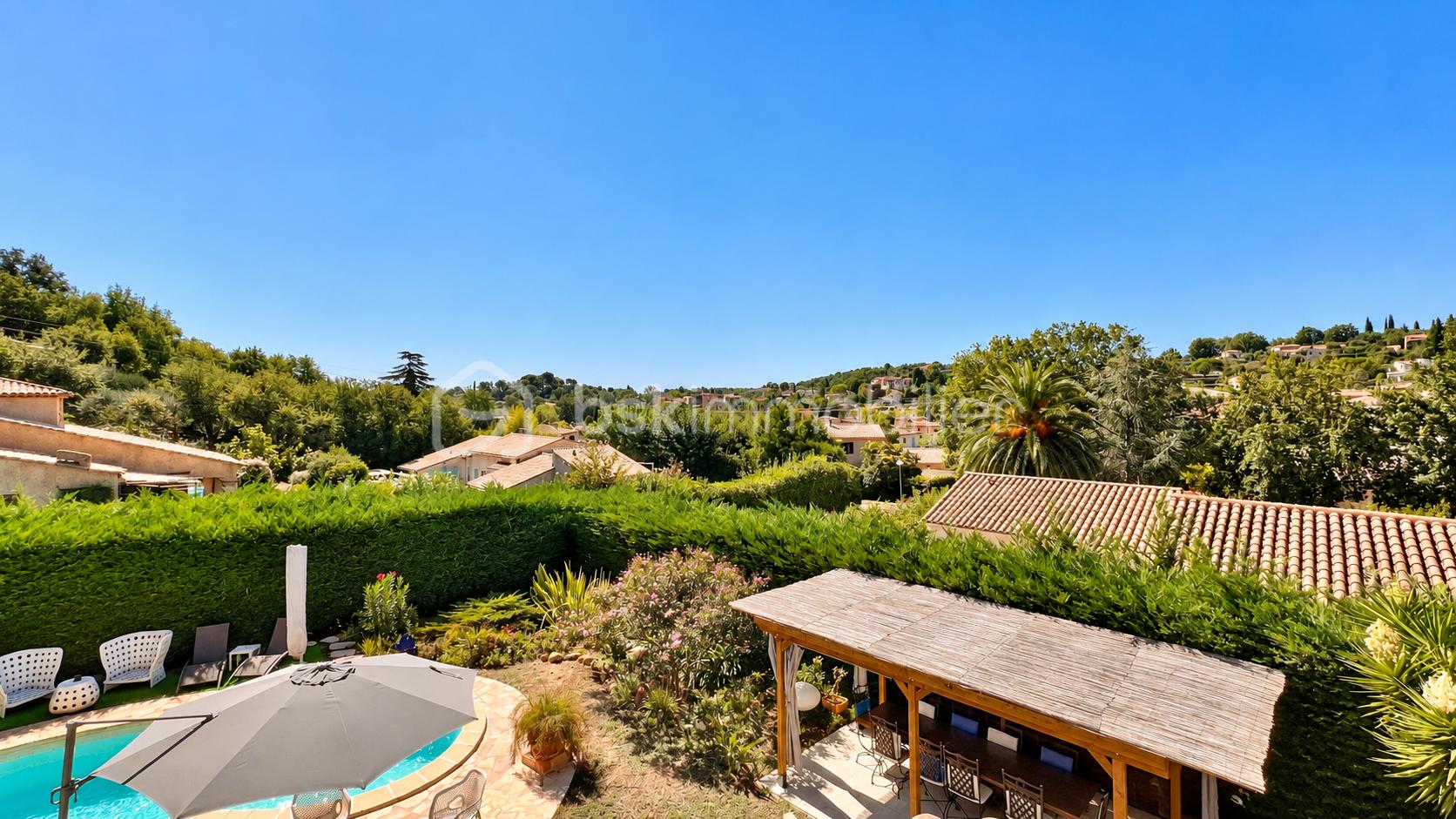 Jardin, piscine et collines-3.png