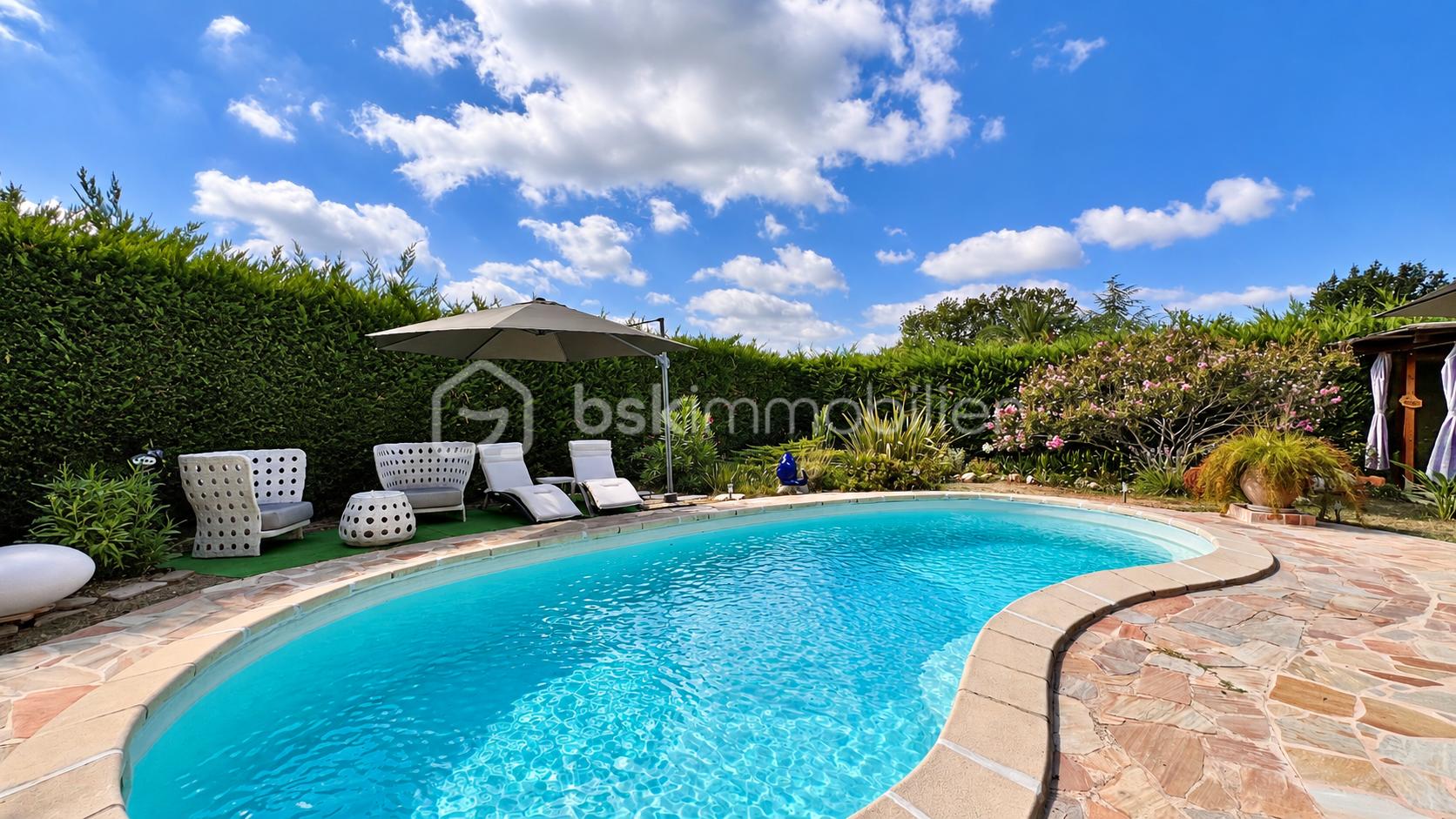 Piscine et jardin sous ciel nuageux-2.png