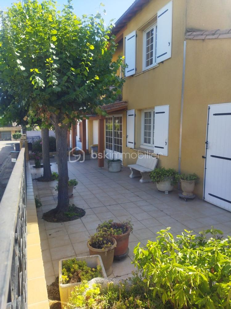 Maison ancienne de 148 m² - TERRASSE EXTERIEURE COTE RUE.jpg
