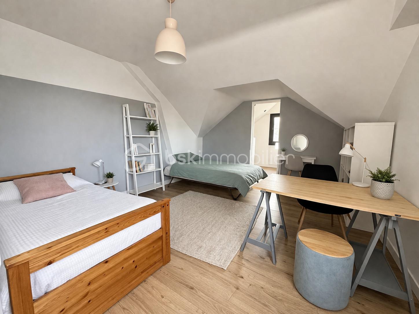 Chambre sous les combles scandinave épurée.png