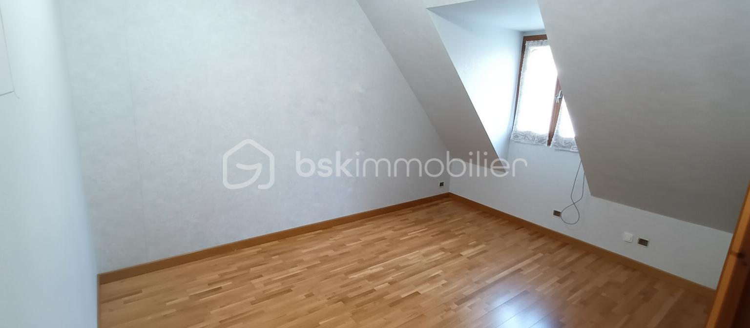 Maison traditionnelle de 125,72 m² - chambre vide rideaux bleus modifiée.png