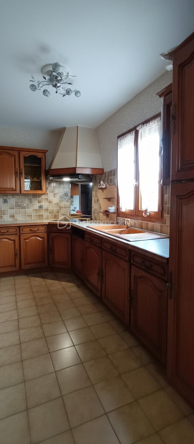 Maison traditionnelle de 125,72 m² - cuisine côté droit modifiée.png