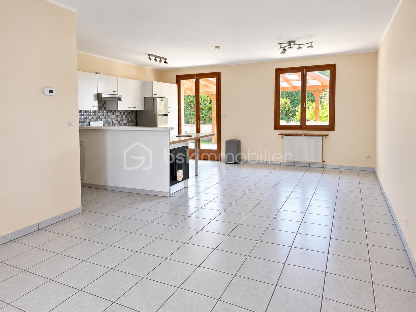 Intérieur moderne lumineux avec cuisine ouverte.png