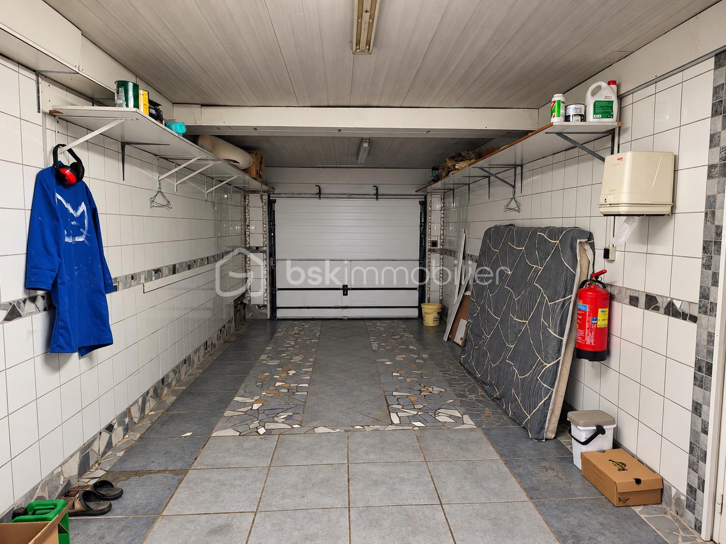 Garage carrelé organisé, lumière naturelle.png