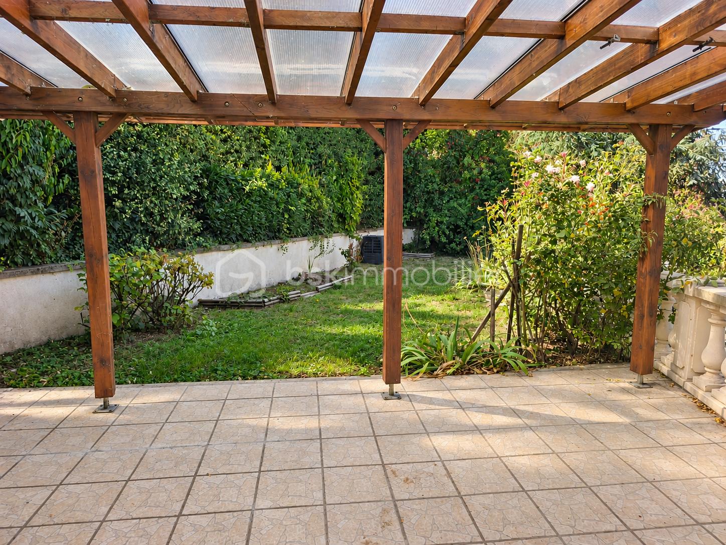 Patio sous pergola, jardin luxuriant.png