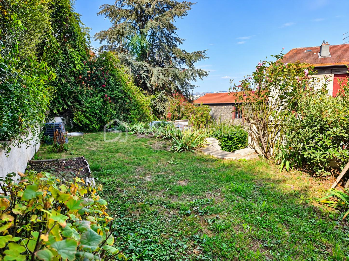 Jardin luxuriant sous ciel bleu.png