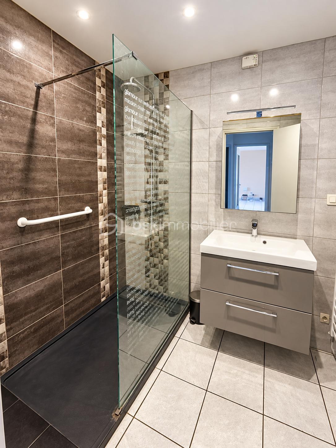 Salle de bain moderne avec douche vitrée inspirante.png