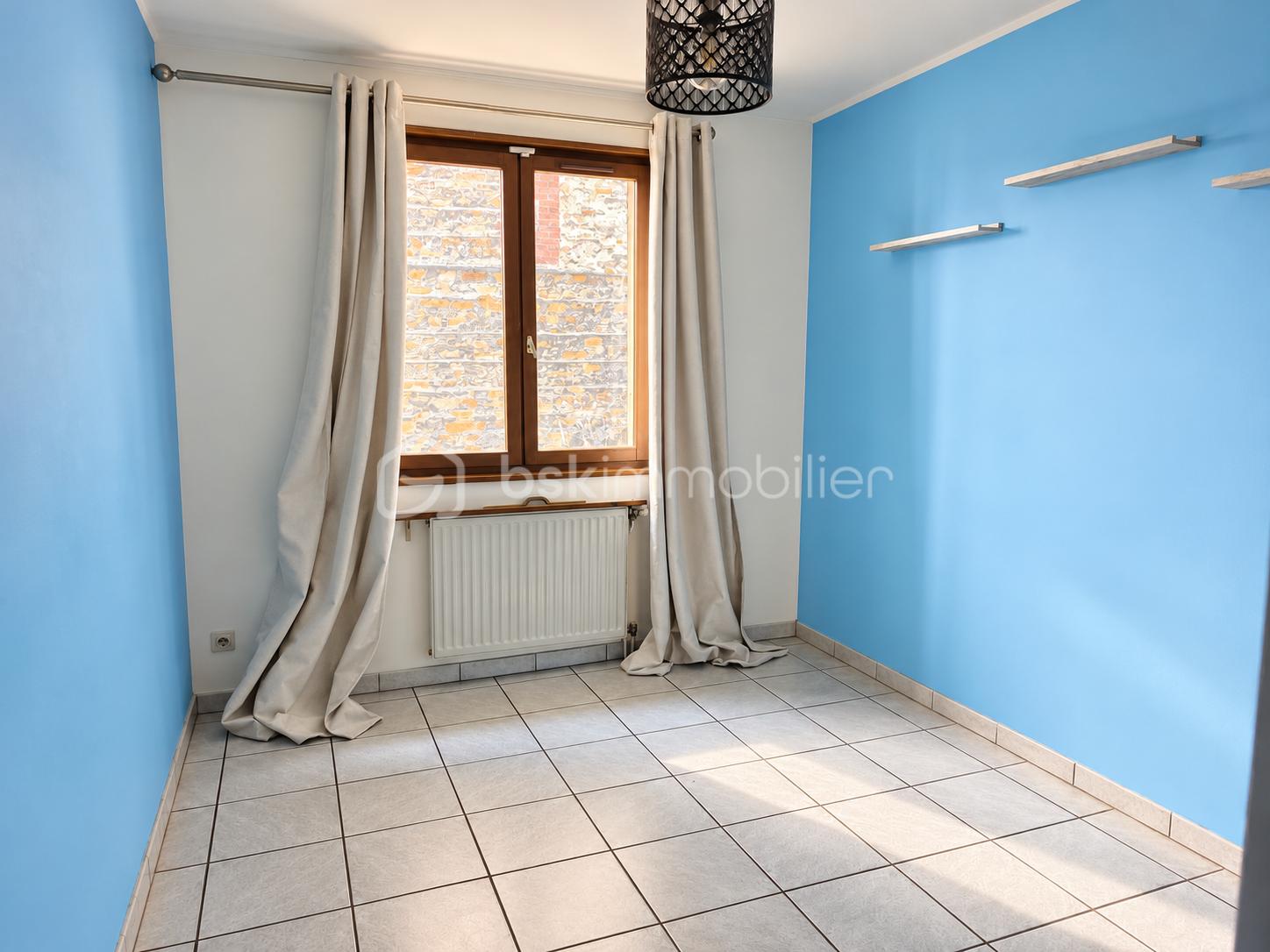 Chambre vide bleue baignée de lumière.png