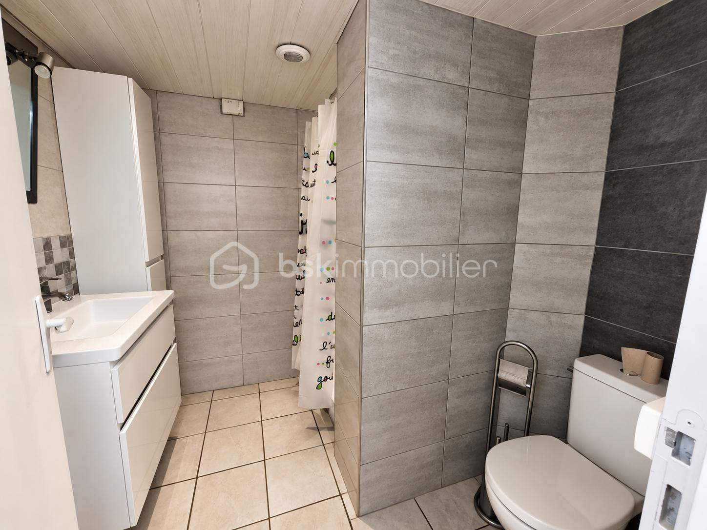 Salle de bain moderne aux tons neutres.png