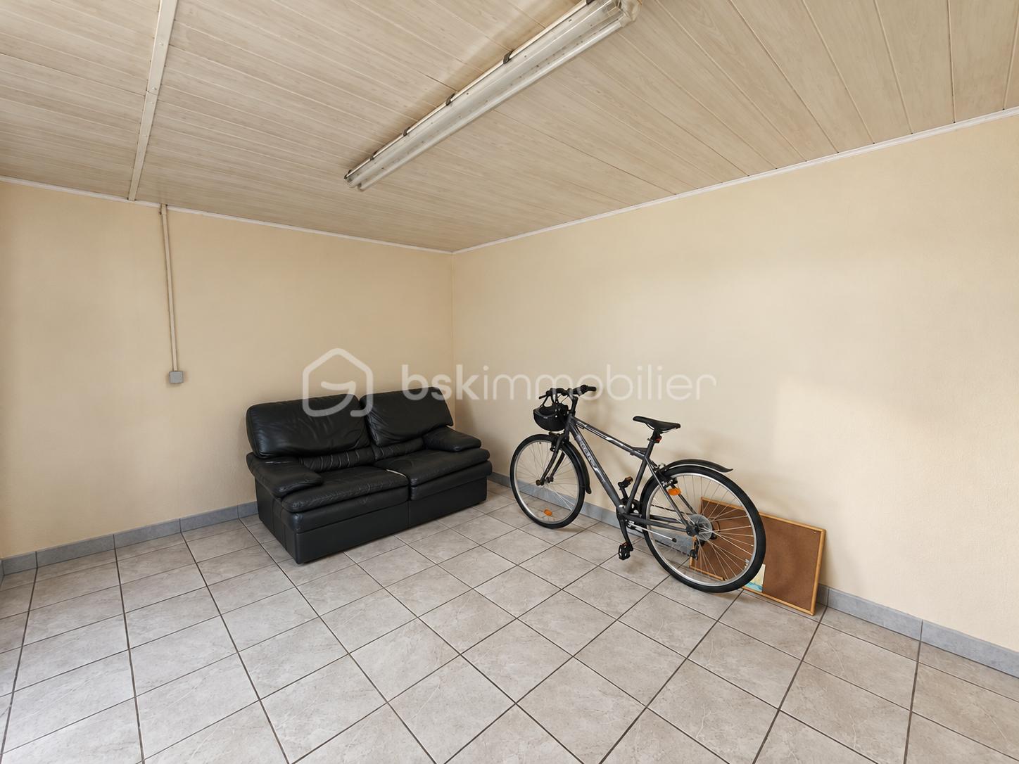 Pièce de rangement avec canapé et vélo.png