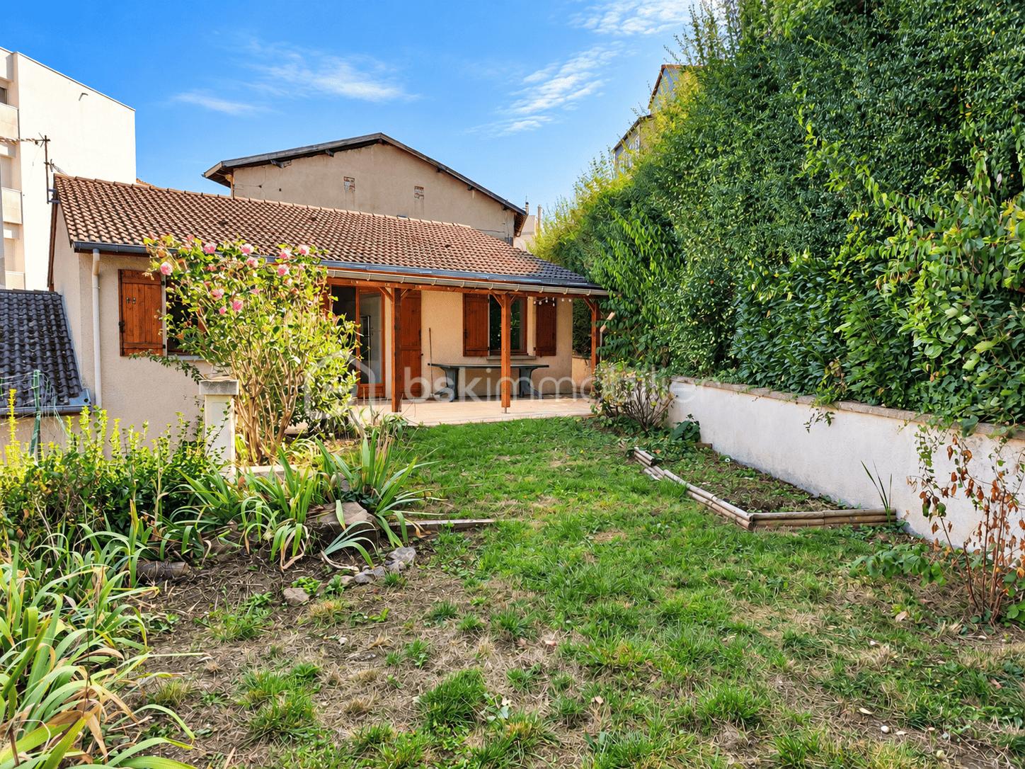 Jardin ensoleillé devant maison champêtre.png