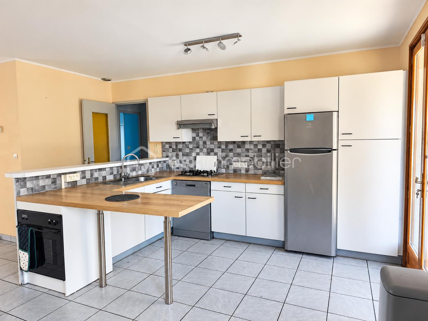 Cuisine moderne lumineuse avec bar en bois.png