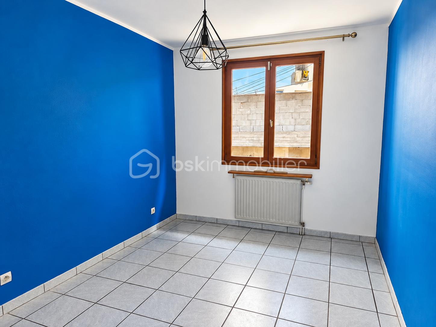 Chambre vide aux murs bleus.png