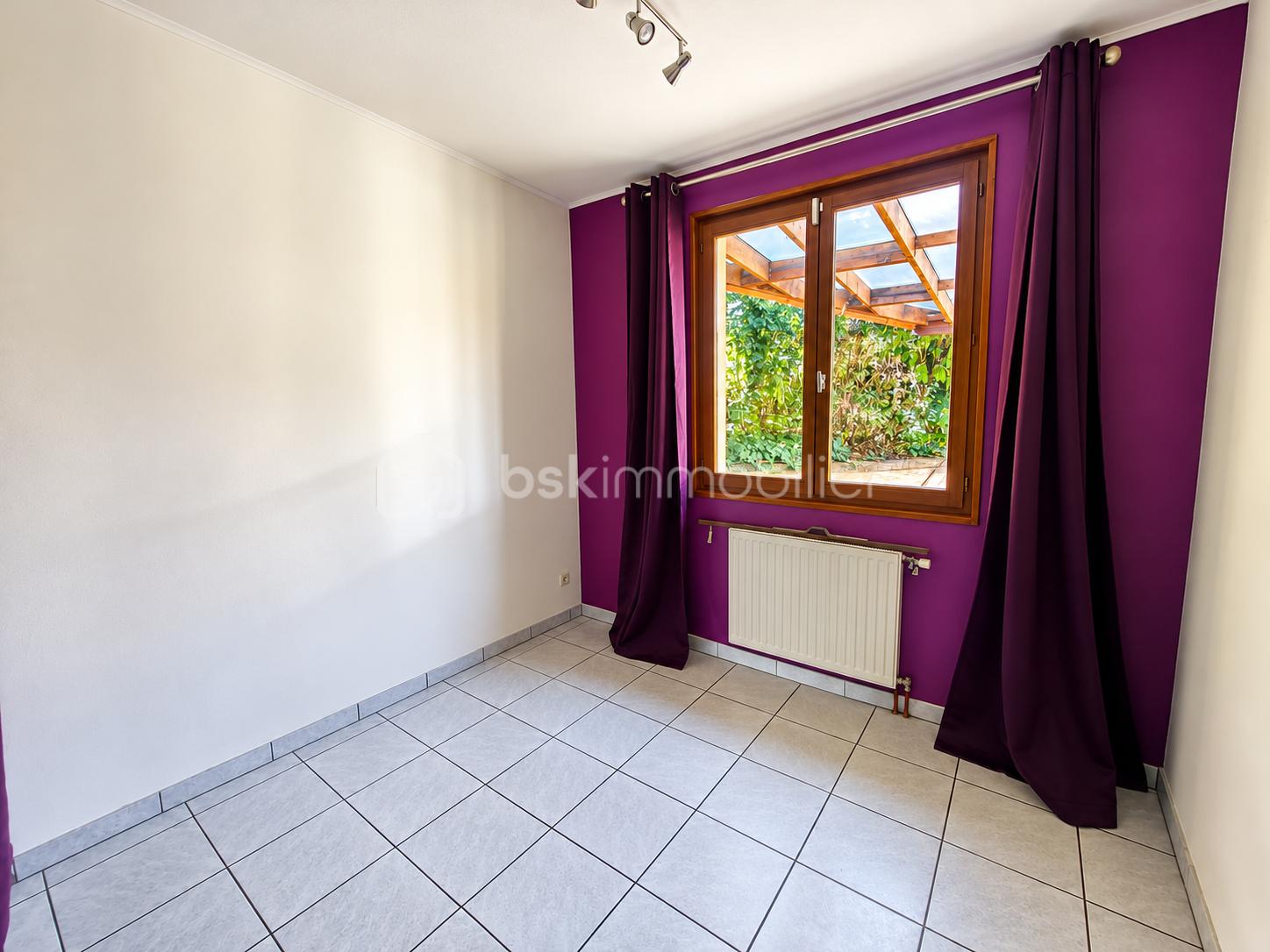 Pièce vide lumineuse aux accents violets.png