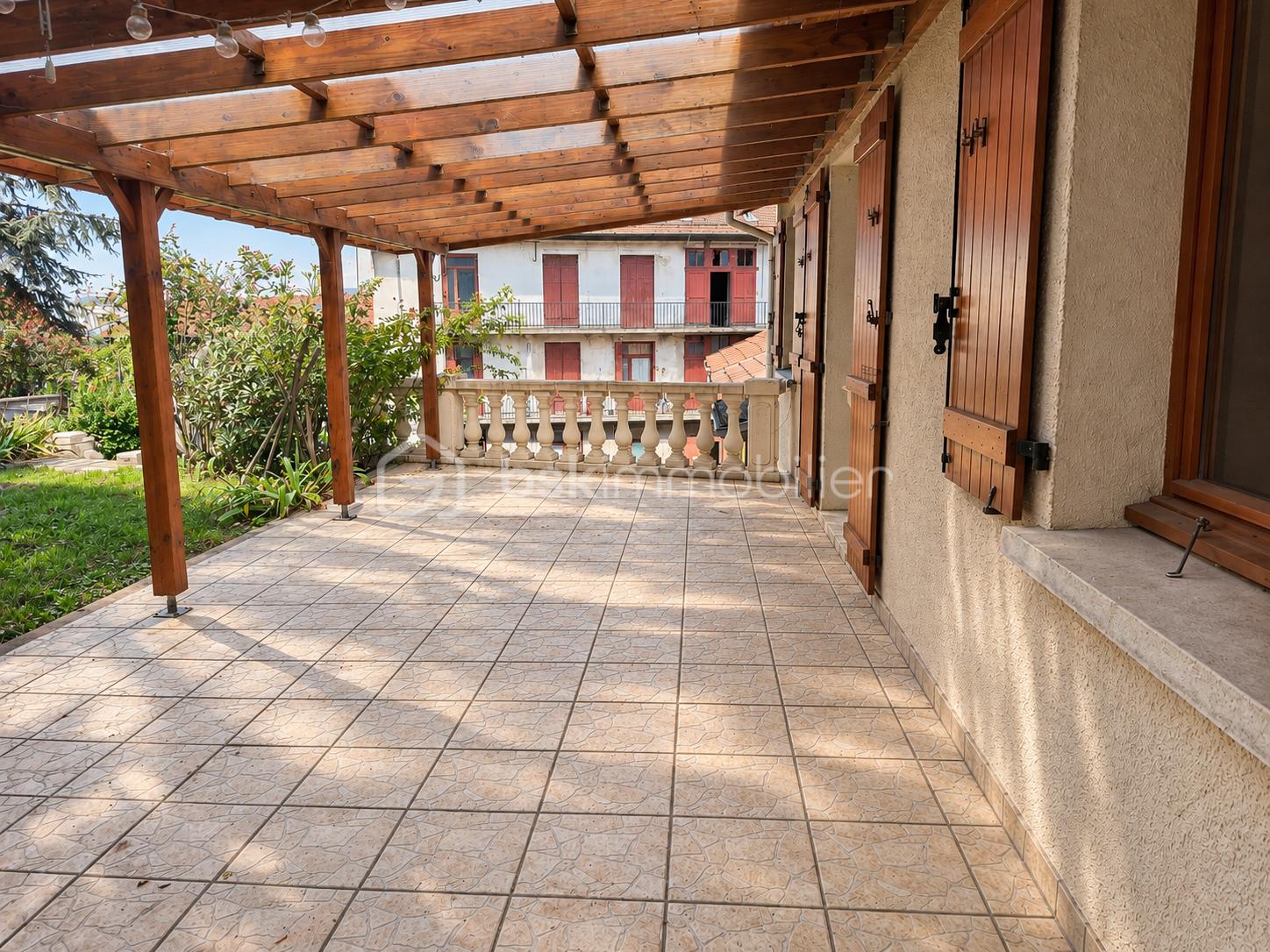 Terrasse ombragée avec balustrade et volets rouges.png