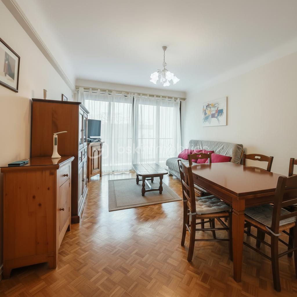 Séjour Table Rectangle Murs et luminaires blancs.png