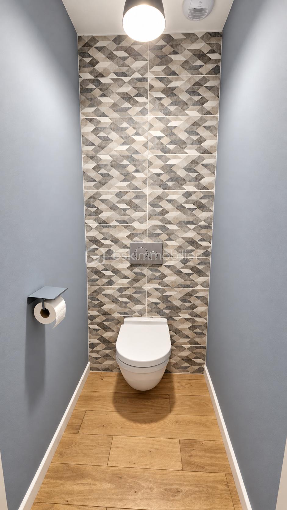 WC minimaliste au carrelage géométrique.png