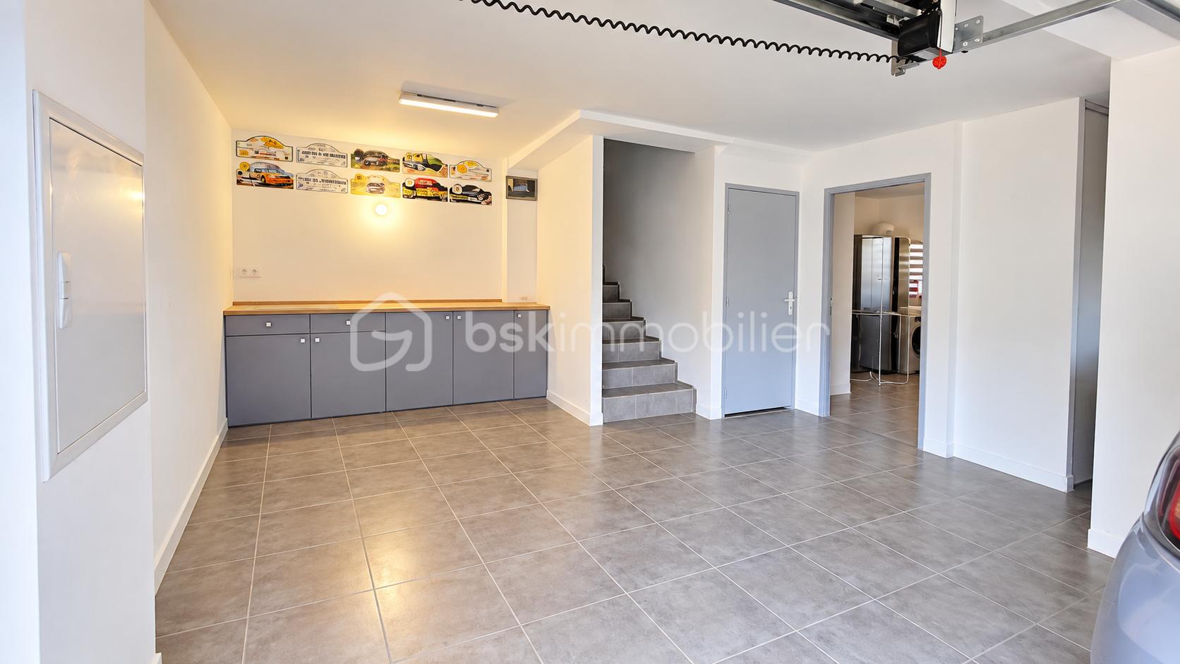 Garage moderne avec atelier et escalier.png