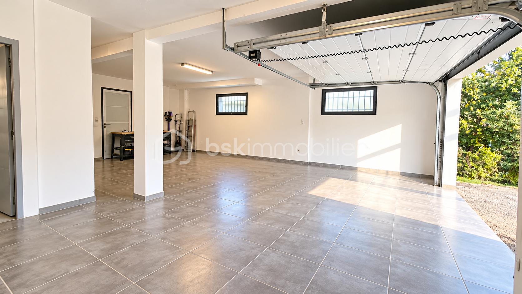 Garage moderne lumineux et épuré.png