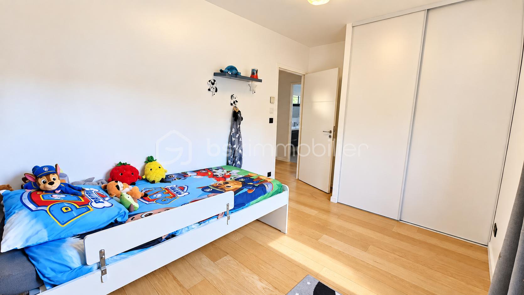 Chambre d’enfant lumineuse et colorée.png