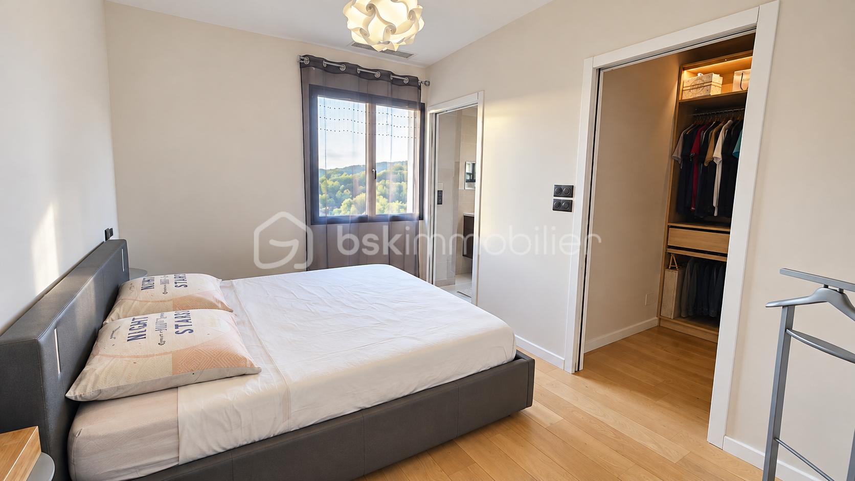 Chambre moderne avec dressing ouvert.png