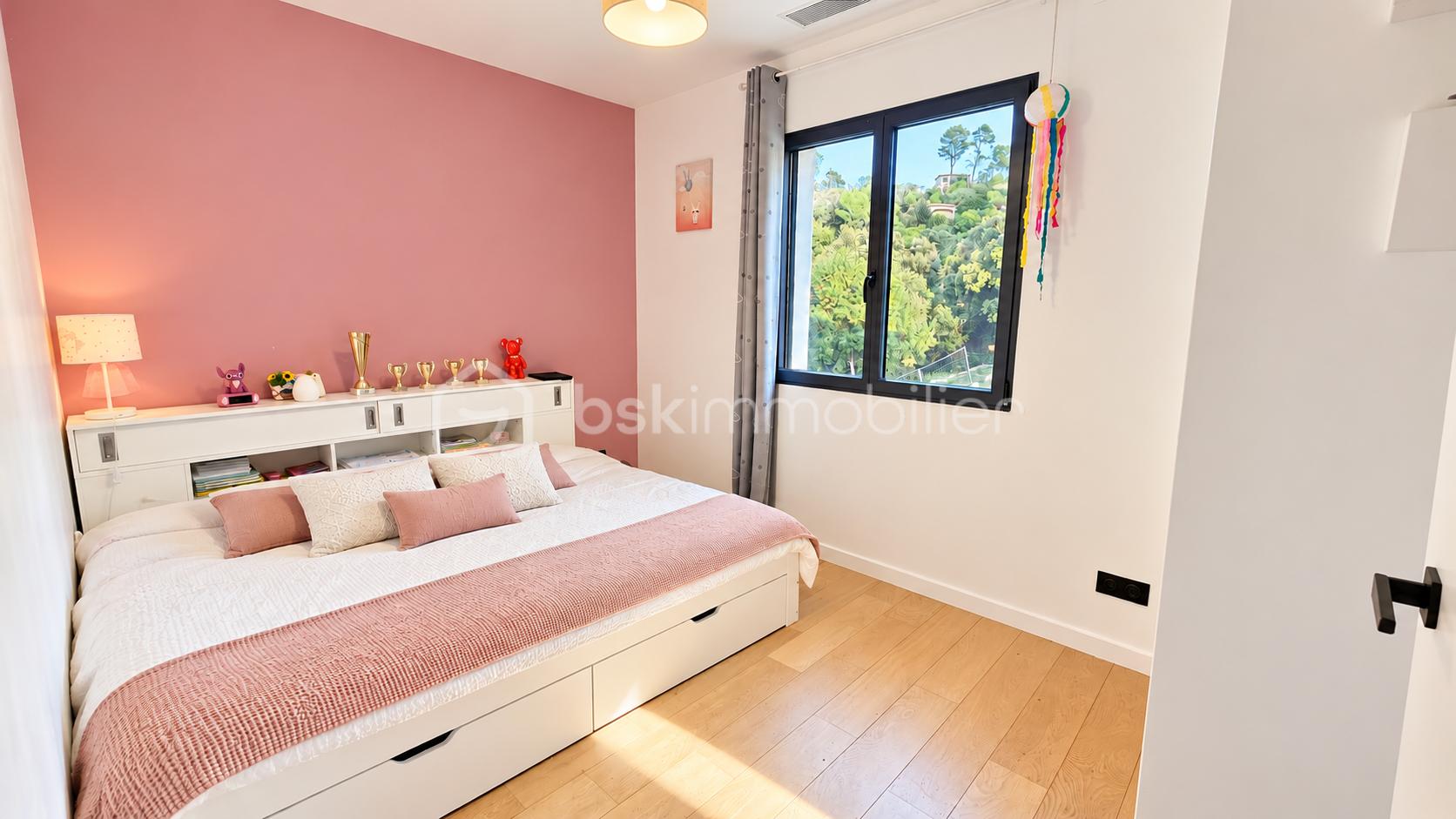 Chambre pastel lumineuse et ordonnée.png