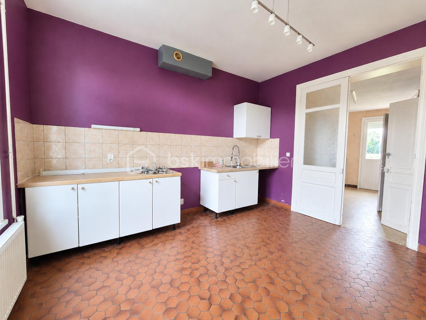 Cuisine vintage lumineuse aux murs prune.png