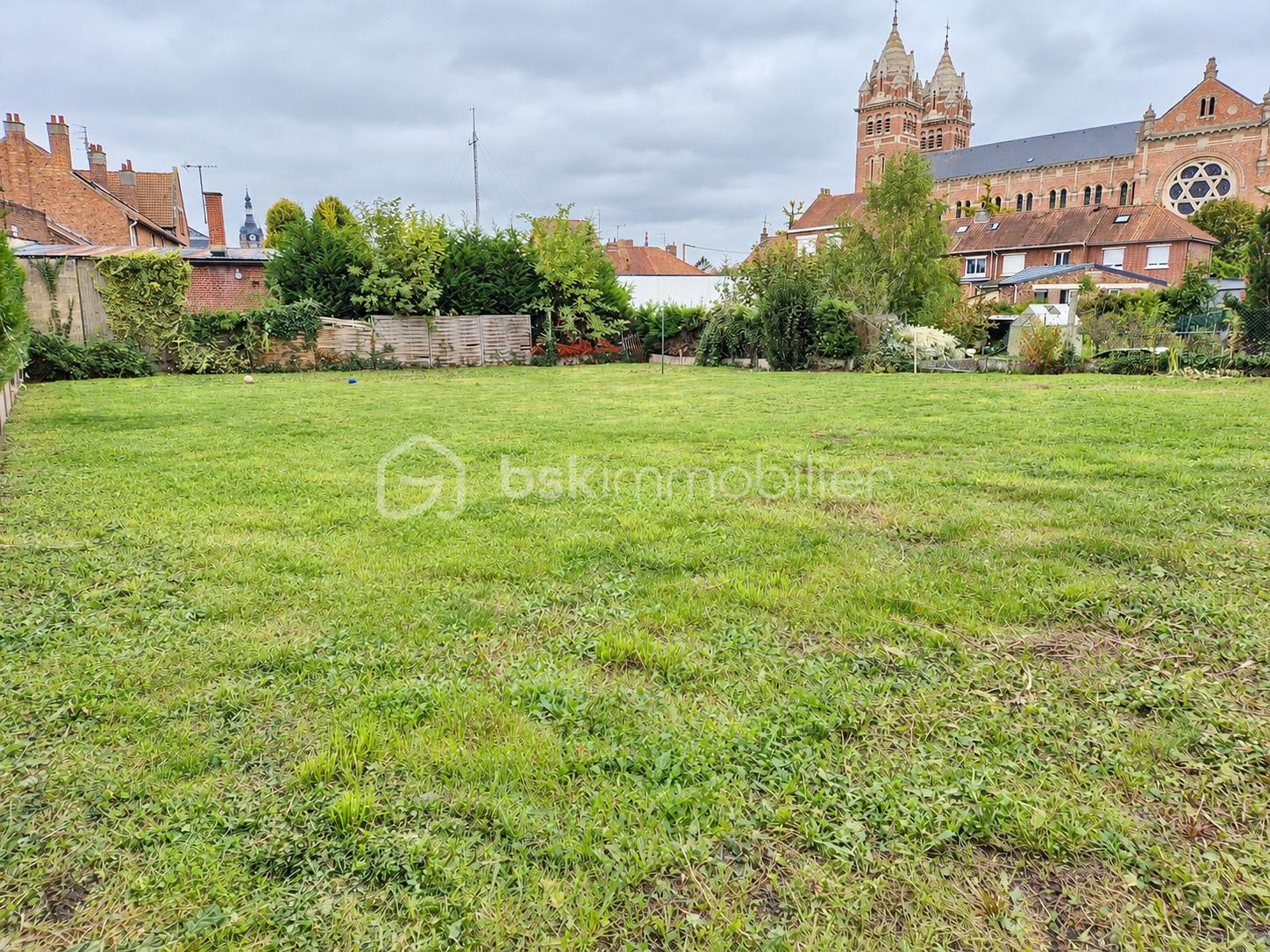 Terrain urbain avec église néogothique.png