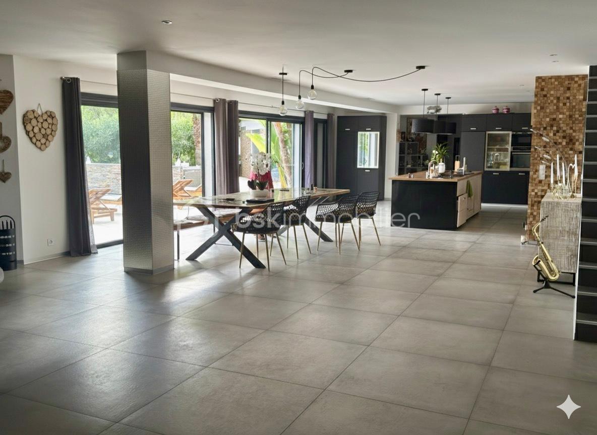 Maison contemporaine de 300 m² - PHOTO-2025-10-17-23-41-24 4.jpg