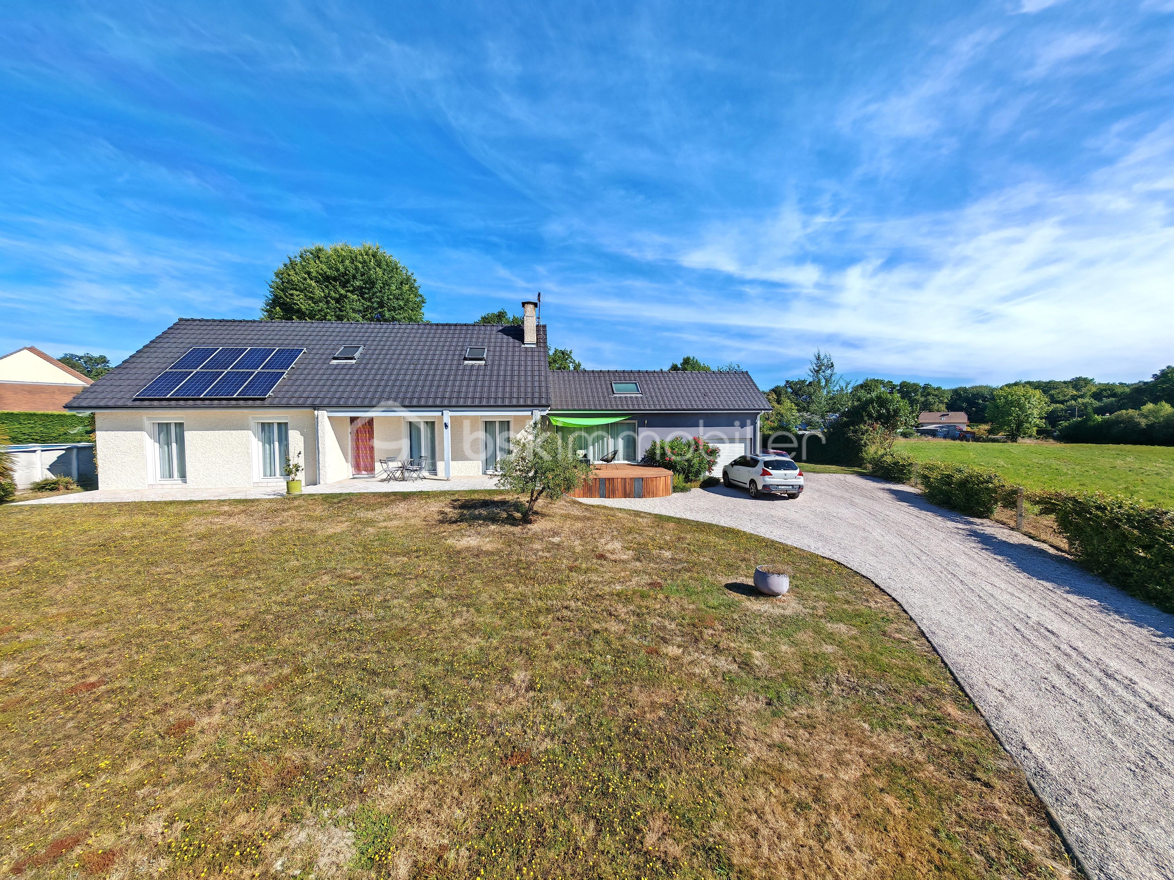 Maison de 166 m² - Vue frontale large avec piscine et terrain voisin améliorée.jpg