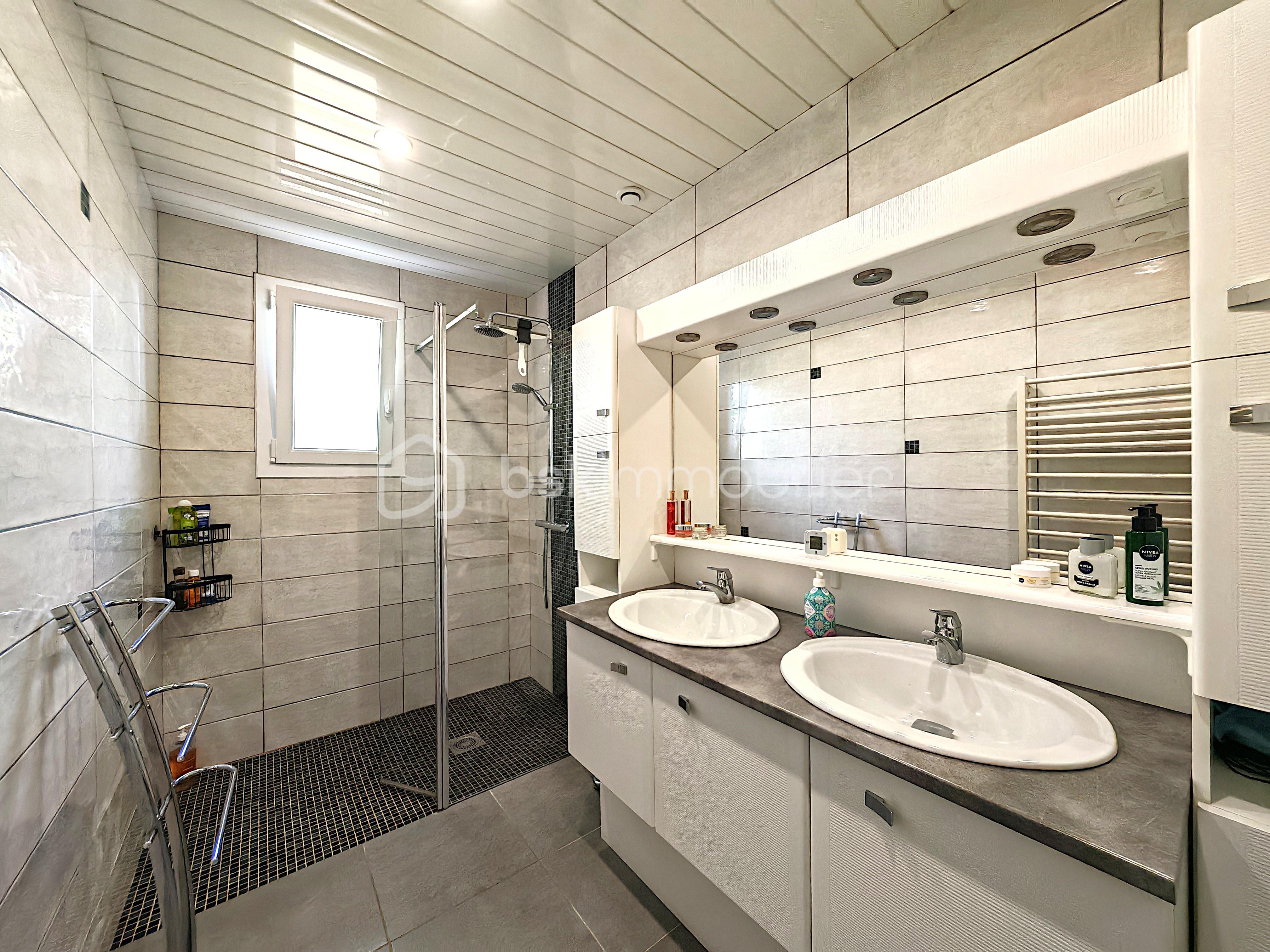 Maison de 166 m² - Salle d'eau bas améliorée.jpg