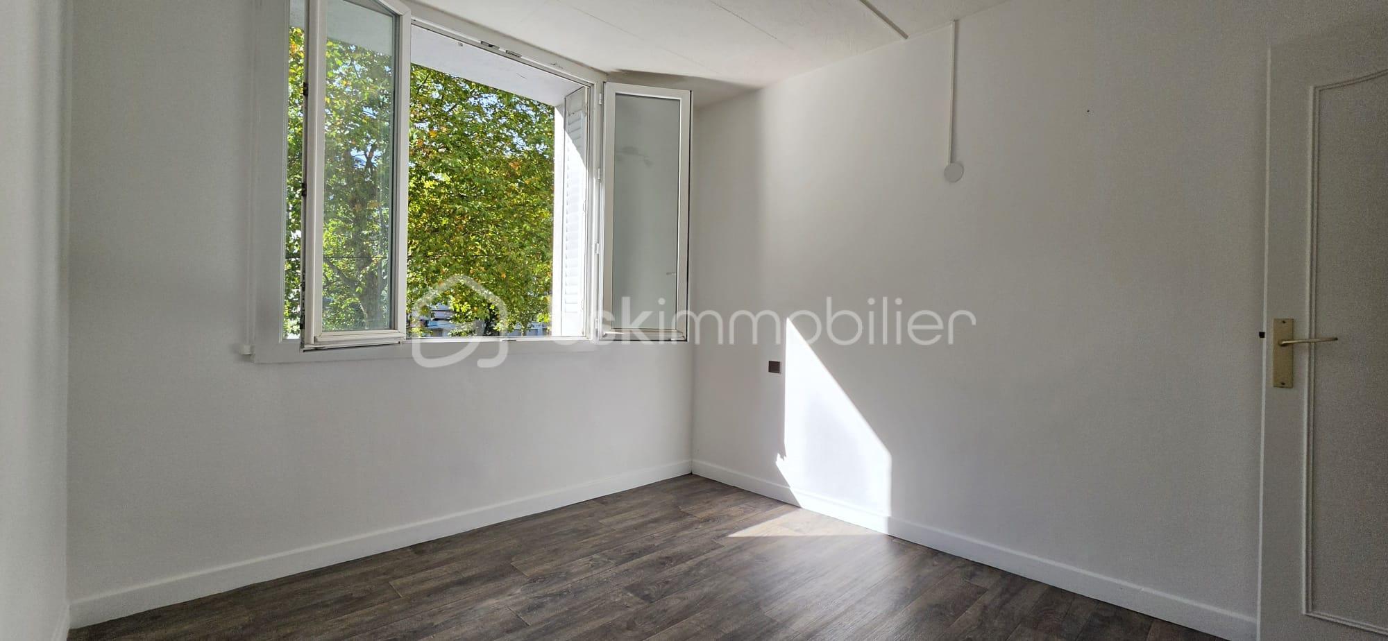 CHAMBRE AUTRE ANGLE.jpeg