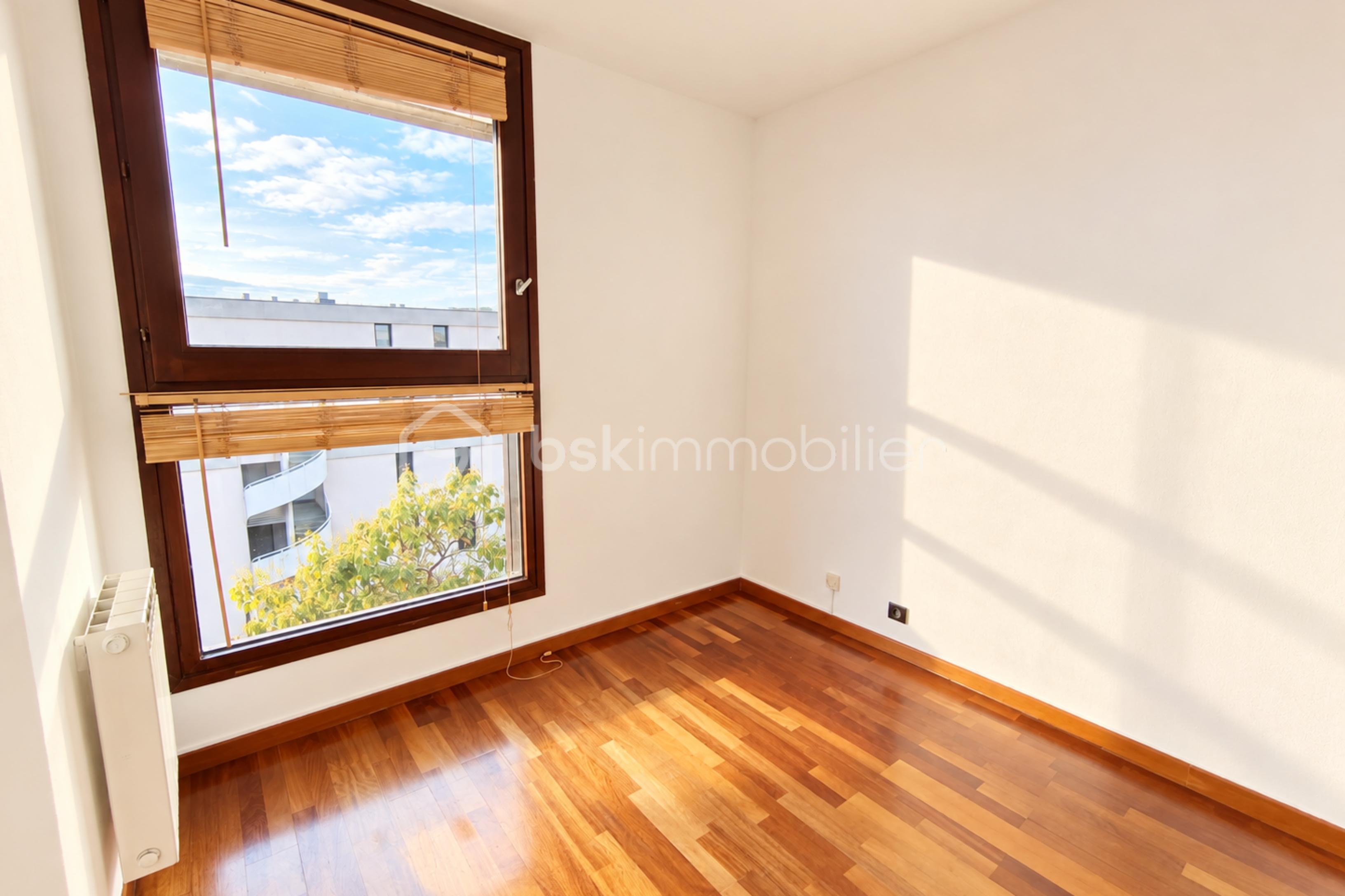 resize_Pièce lumineuse avec fenêtre et parquet.png
