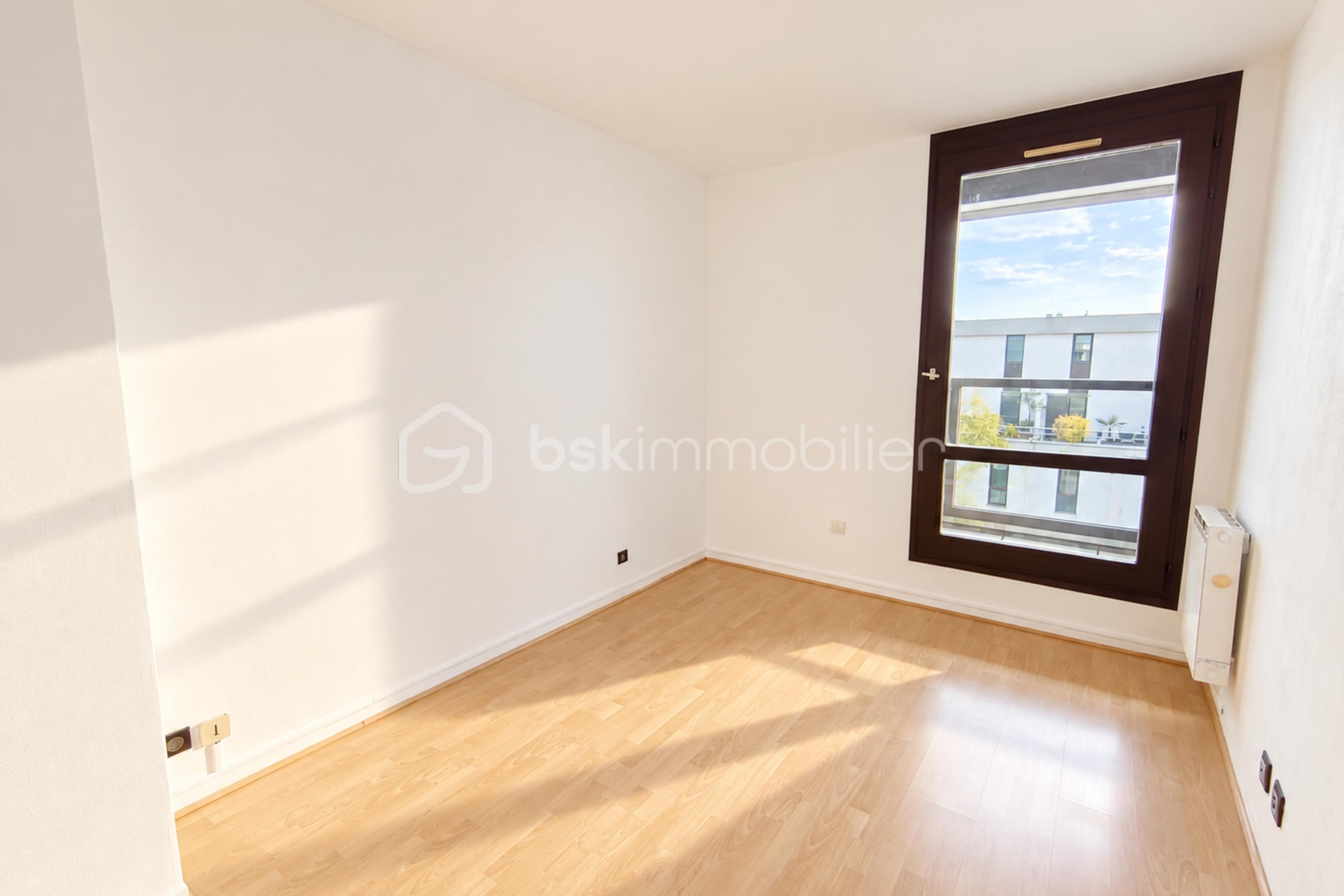 resize_Chambre moderne baignée de lumière.png