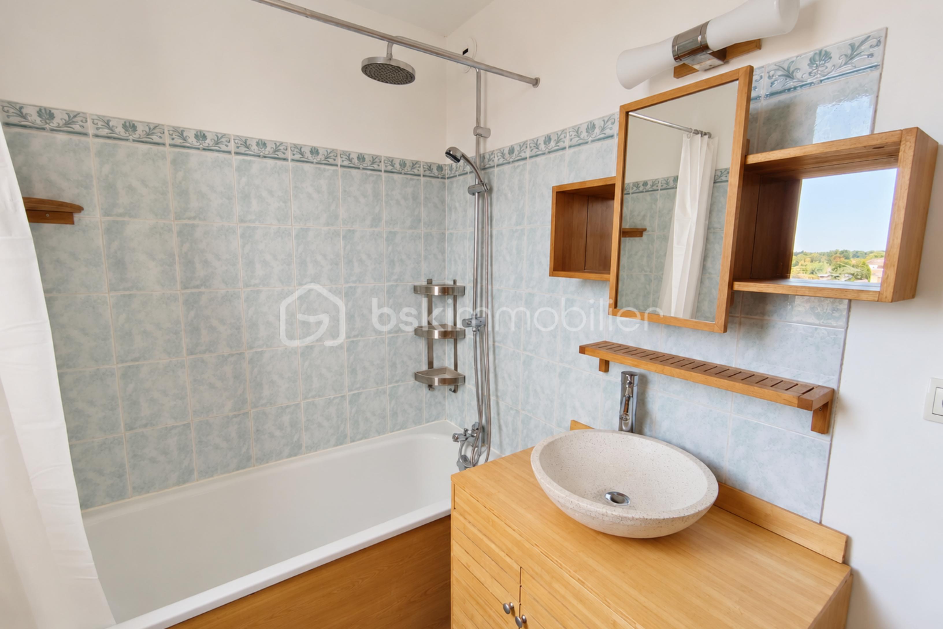 resize_Salle de bain moderne aux tons bois et pierre.png