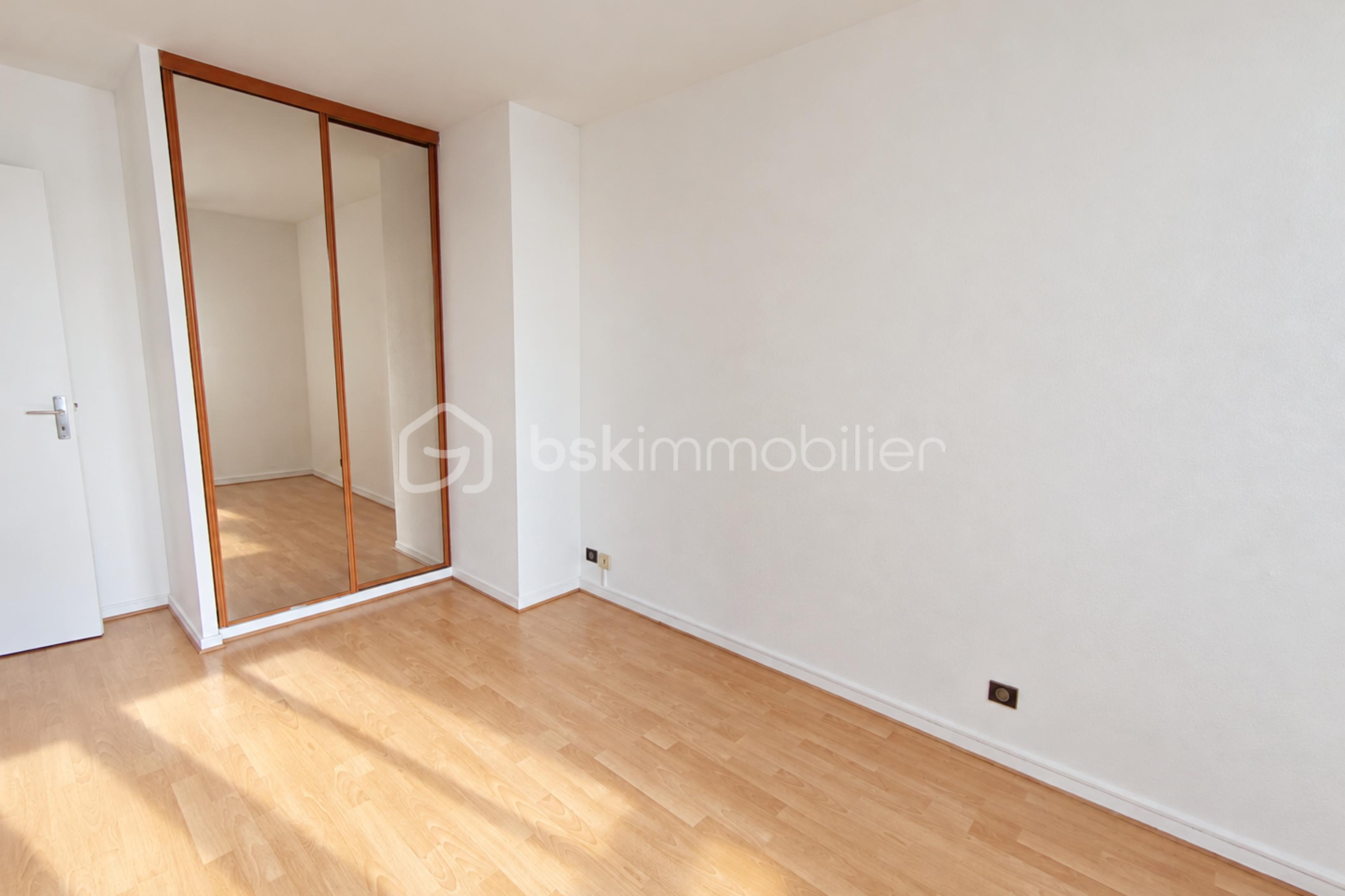resize_Pièce vide avec dressing miroir.png