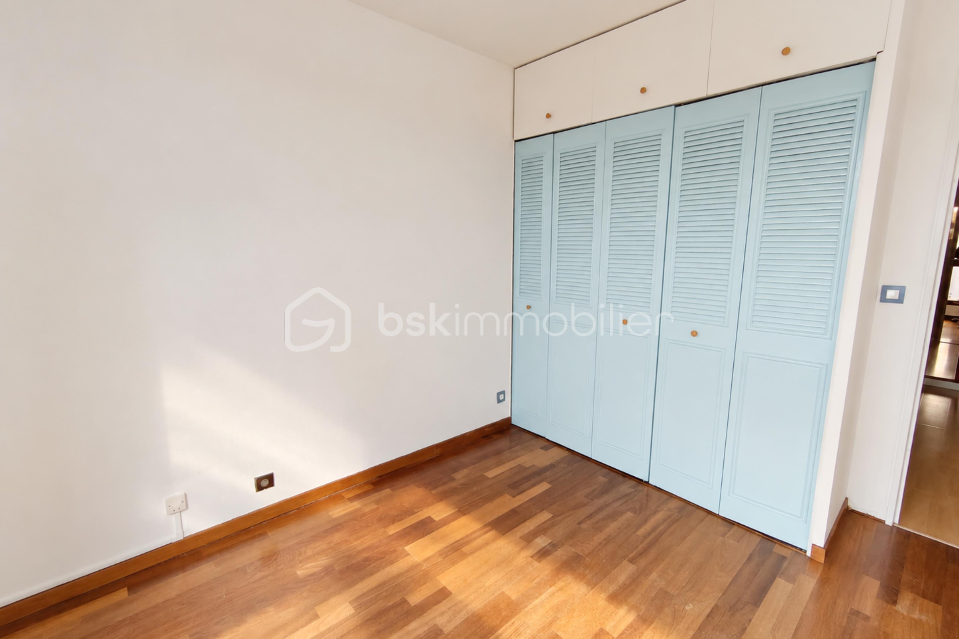 resize_Chambre minimaliste avec penderie pastel.png