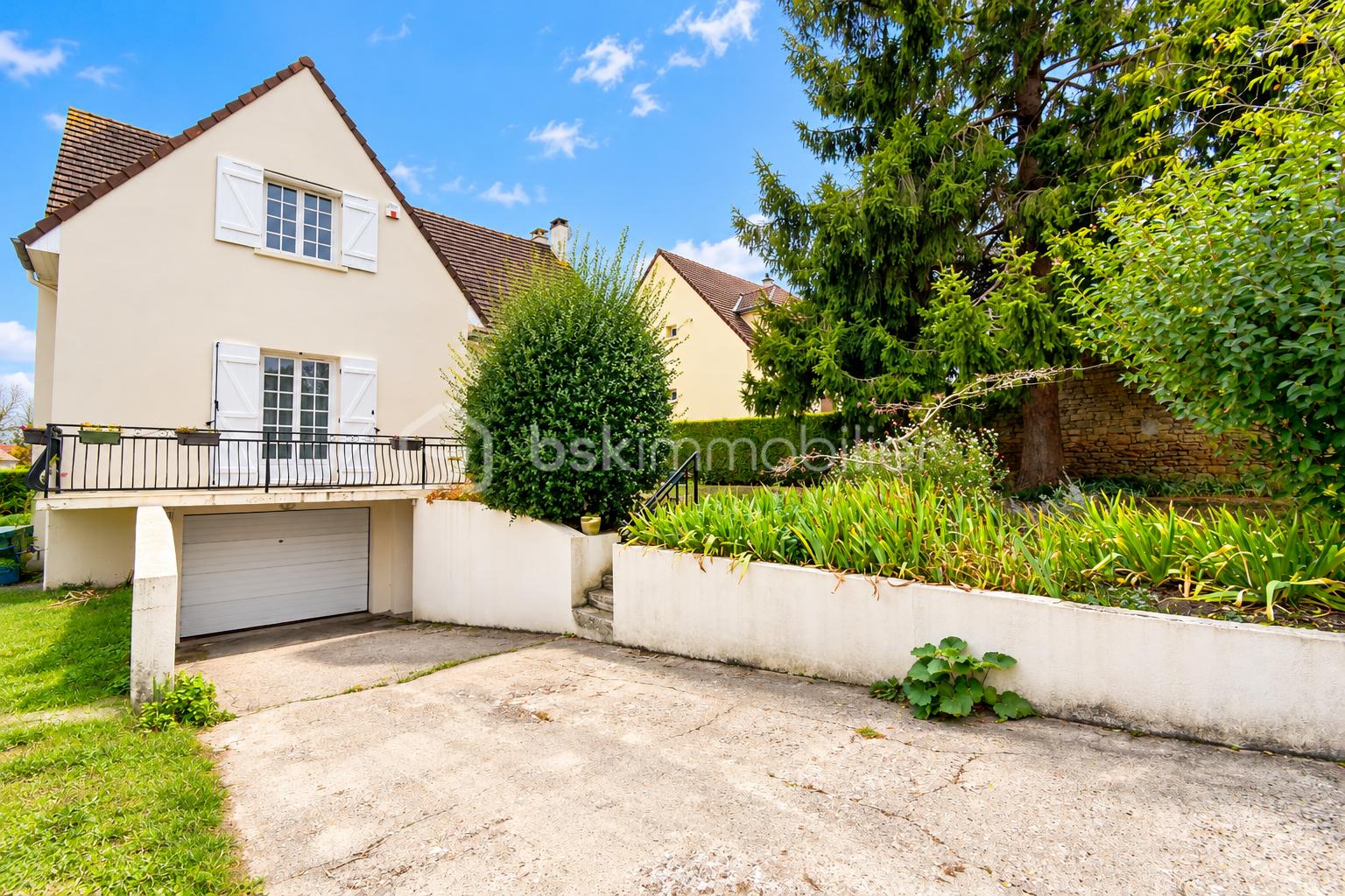 Maison suburbaine entourée de verdure.png