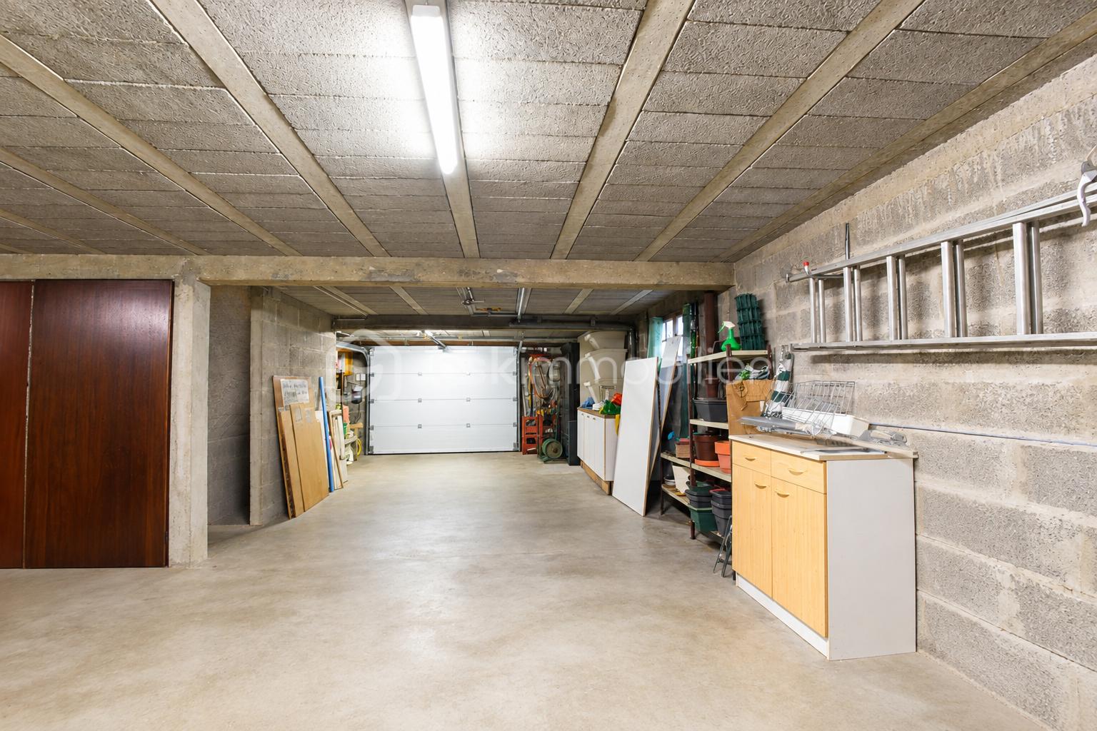 Garage souterrain organisé avec rangements.png