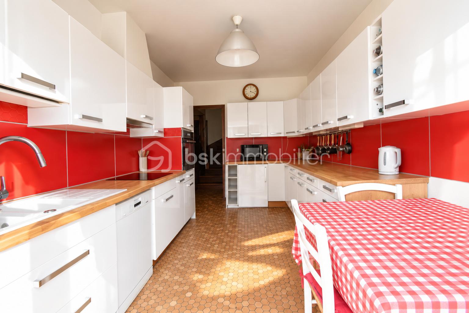 Cuisine moderne rouge et blanche lumineuse.png