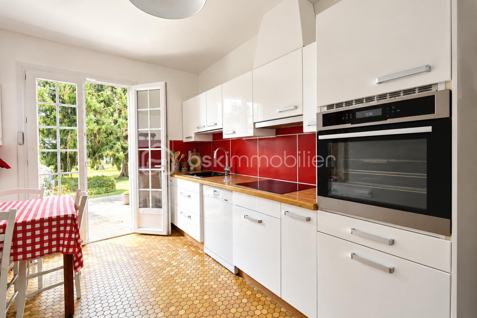 Cuisine rétro lumineuse avec vue sur jardin.png