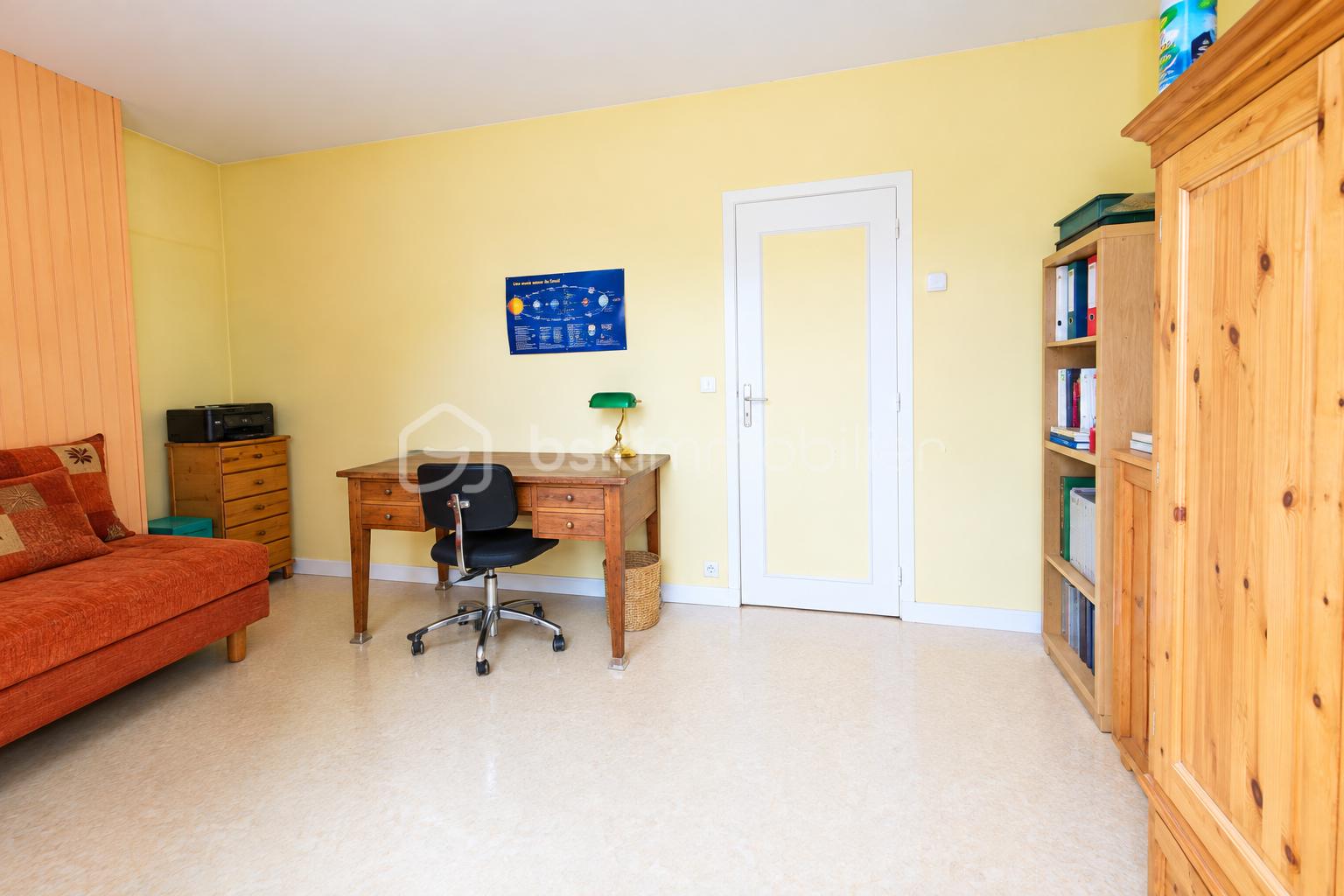 Bureau lumineux avec fauteuil noir restauré.png